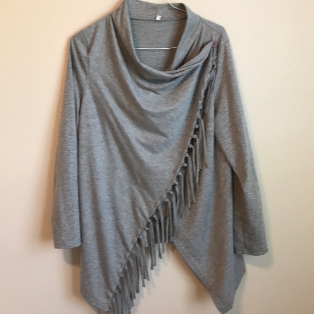 Long sleeves gray cotton blouse.